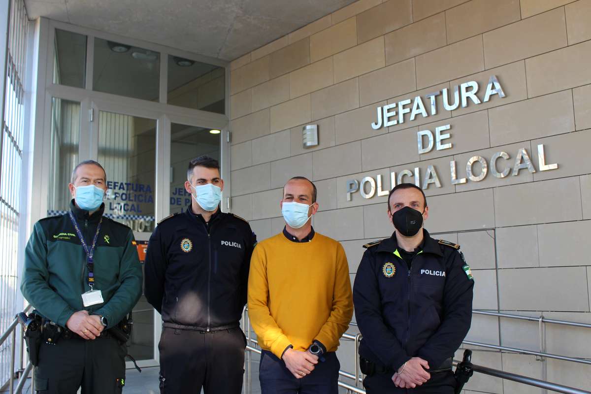 El Teniente de Alcalde, Valeriano Rosales, junto a agentes de la Policía Local de Montilla y miembros de la Unidad Pegaso de Córdoba.